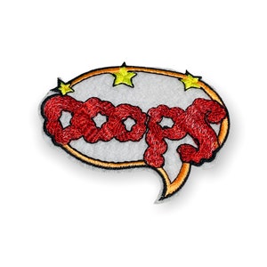 Può includere: Toppa ricamata a forma di fumetto con la scritta "OOPS" in rosso. La toppa ha uno sfondo bianco, un contorno giallo e nero e tre stelle gialle.