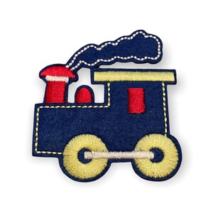 Puede incluir: Un parche de tren bordado en azul marino con ruedas y detalles amarillos. El tren tiene una chimenea y una ventana rojas, con humo cosido en blanco. El parche está diseñado con un borde blanco.