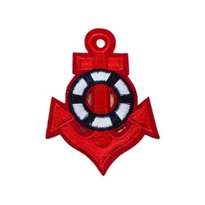 Op de afbeelding: Een rood geborduurd ankerpatch met een wit en zwart gestreepte reddingsboei in het midden. Dit nautische ontwerp is perfect om toe te voegen aan kleding of accessoires. Het anker heeft een lus aan de bovenkant.