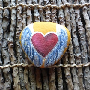 翼のあるハートの石、手描きのメモリアル訪問石、愛と恋しさを表現できるパーソナライズされたガーデン親切石