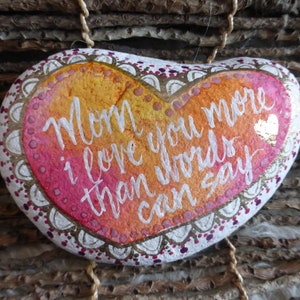 言葉では言い表せないほどママを愛しています。タイダイの水彩画の手描きの岩の記念碑、優しさの石