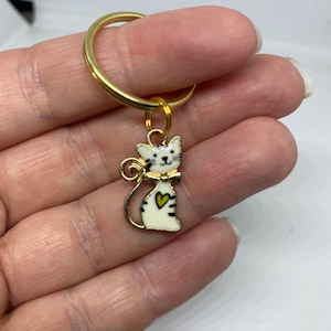 Cat keyring, white cat, animal lover, cat lover, stocking filler, stocking stuffer, keychain, keyring, UK seller