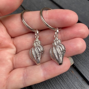 Seashell keyring, shell keychain, travel gift, ocean gift, beach keyring, beach accessories, silver shell keyring