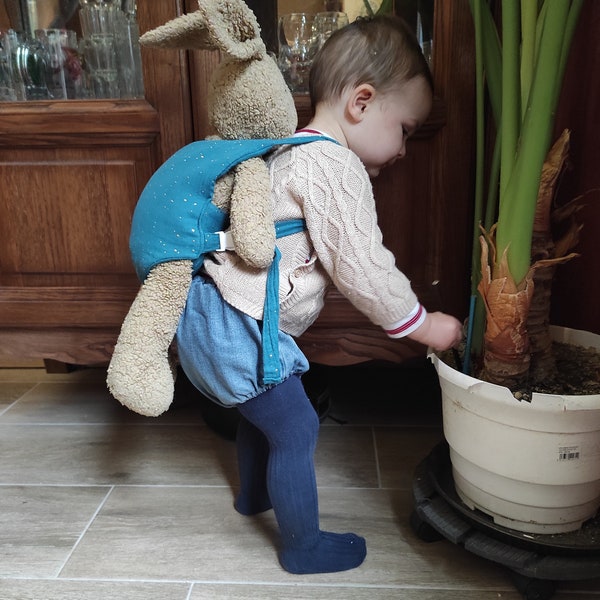 Puppenhalter für 30–36 cm große Babys dank verstellbarer Griffe. Doppelte Gaze