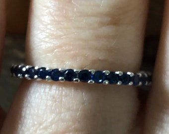 天然 2 mm ブルー サファイア フル エタニティ リング - スタッキング リング - 結婚指輪