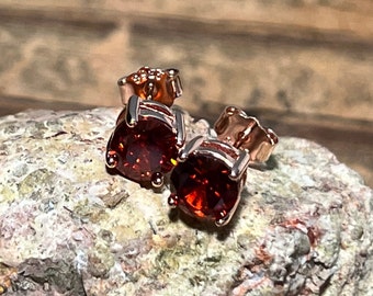 14K Rose Gold Plated Natürliche 6 mm Roter Granat Ohrstecker / Januar Birthstone Geschenk