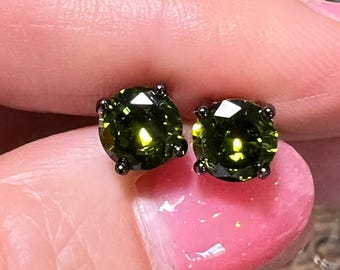 Pendientes de peridoto verde natural de talla brillante redonda con rodio negro (piedra natal de agosto)