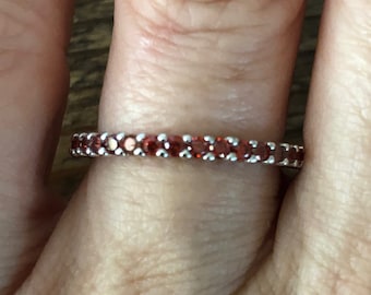 Natürlicher 2 mm roter Granat, vollständiger Eternity-Ring, Stapelring - Geburtssteinring für Januar