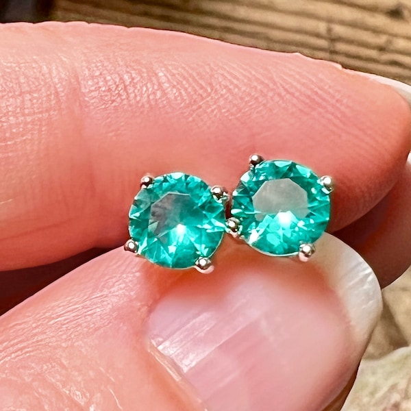 Pendientes de botón de Paraiba verde de talla brillante redonda