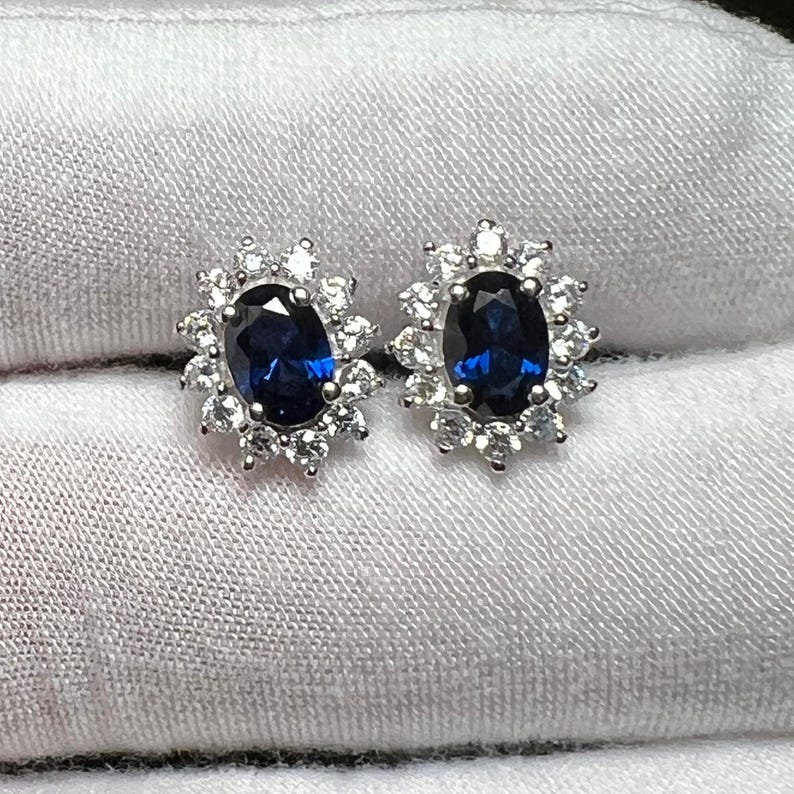 Pendientes con halo de zafiro azul de Madagascar y zafiro blanco natural imagen 1