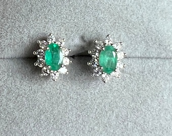 Aretes vintage de diamantes verdes esmeralda colombiana de talla ovalada