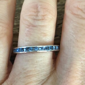 Natürliche 2 mm Blautopas 925 Sterling Silber Channel Set voller Eternity Ring