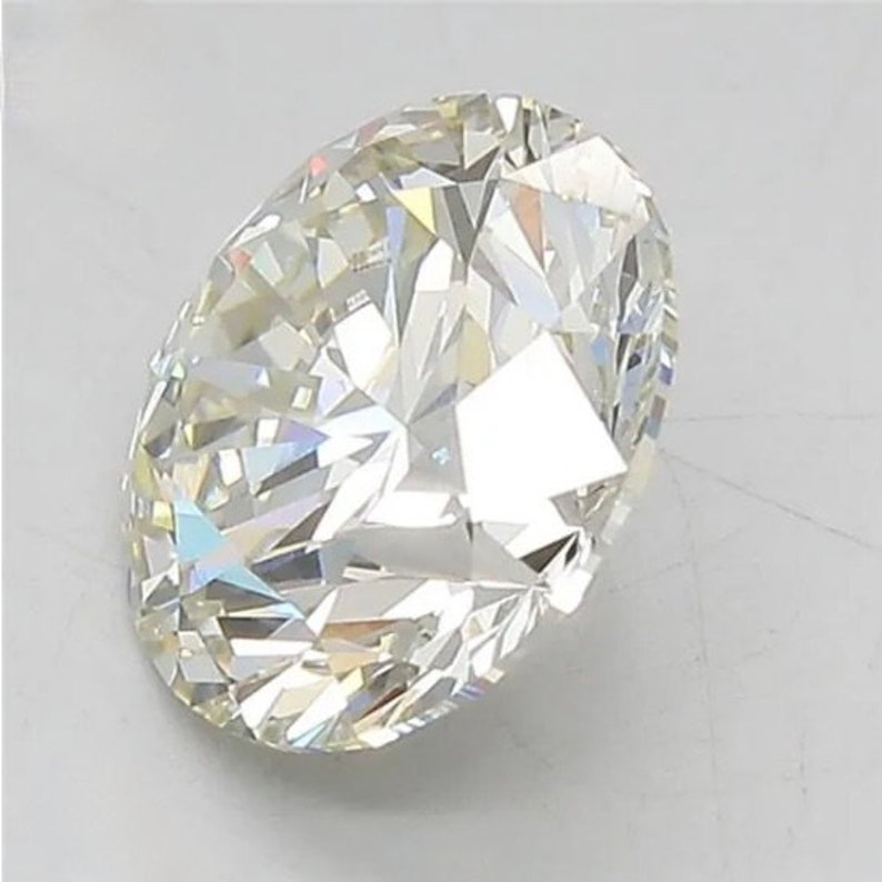 Może przedstawiać: Duży, okrągły, przezroczysty diament o wielu fasetach. Diament odbija światło i ma olśniewający blask.
