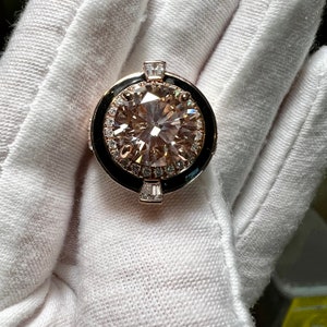 Anillo de compromiso Art Déco certificado de 14 quilates con halo de esmalte negro y diamantes cultivados en laboratorio de talla brillante redonda de 4 quilates, color rosa fantasía.