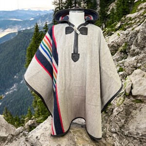 Yellowstone Western Woll-Wende-Camp-Poncho – Handgefertigt in Wyoming – Lederbesatz – Geweih-Toggle