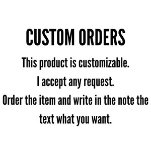 Op de afbeelding: Tekst die "CUSTOM ORDERS" luidt, gevolgd door "Dit product is aanpasbaar. Ik accepteer elk verzoek. Bestel het item en schrijf in de notitie de tekst die je wilt."