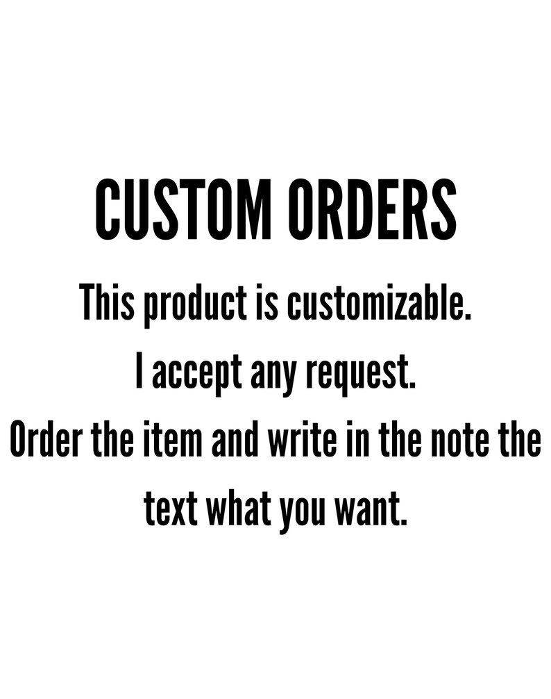 Op de afbeelding: Tekst die "CUSTOM ORDERS" luidt, gevolgd door "Dit product is aanpasbaar. Ik accepteer elk verzoek. Bestel het item en schrijf in de notitie de tekst die je wilt."