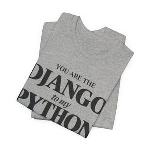 Camiseta DJANGO para desarrolladores de Python - Regalo para parejas de programadores - Camiseta para ingenieros de software - Regalo para parejas de programadores - Humor para desarrolladores - San Valentín para geeks de la tecnología imagen 2