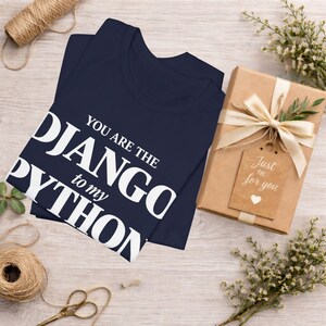 Camiseta DJANGO para desarrolladores de Python - Regalo para parejas de programadores - Camiseta para ingenieros de software - Regalo para parejas de programadores - Humor para desarrolladores - San Valentín para geeks de la tecnología imagen 5