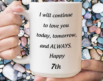 Puede incluir: Taza de cerámica blanca con texto negro que dice "Voy a seguir amándote hoy, mañana y SIEMPRE. Feliz 7º aniversario"
