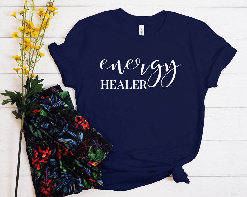Pode incluir: Camiseta azul marinho com texto branco que diz "energy HEALER" em letra cursiva.
