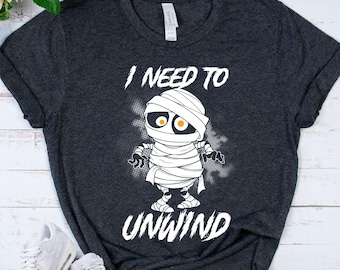 Classic Mummy Unwind Pun Shirt - I Need To Unwind Halloween Tee for Men Women - Retro Horror Mummy Apparel - Funny Halloween Gift Idea