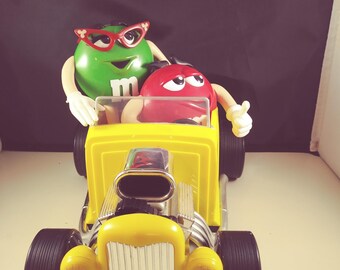 ｍ＆ｍsイエロークラシックカーディスペンサー M&M's ディスペンサー アンダー・ザ・フード 黄色いレーシングカー