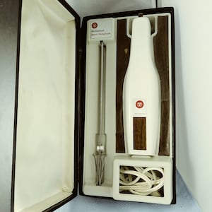 Vintage 1960&#39;s Westinghouse Electric Slicing Knife With Original Black Vinal Case And Plastic Wall Hanging Storage Holder