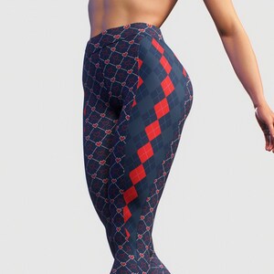 Op de afbeelding: Blauwe leggings met een rood en wit ruitpatroon en rode harten.