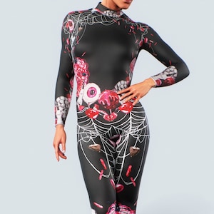 Może przedstawiać: Czarny i czerwony kombinezon jednoczęściowy z nadrukiem pajęczyny i oka.