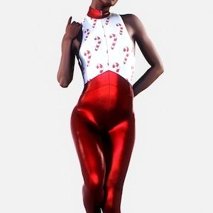 Könnte beinhalten: Ein rot-weißer Jumpsuit mit einem Zuckerstangenmuster auf dem Oberteil und einem einfarbigen roten Unterteil. Der Jumpsuit ist ärmellos und hat einen hohen Ausschnitt.