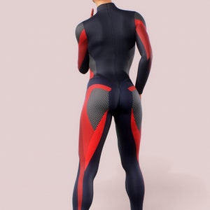 Op de afbeelding: Een zwart en rood jumpsuit met een hoge halslijn en lange mouwen. De jumpsuit heeft een geometrisch ontwerp op de benen.