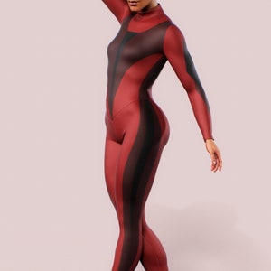 Puede incluir: Un mono rojo y negro de una pieza con cuello alto y mangas largas. El mono tiene un patrón geométrico de rayas verticales.