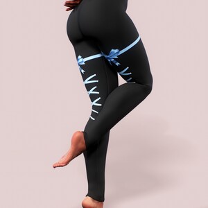 Pu&ograve; includere: Leggings neri con design a fiocco e nastro azzurro. I leggings presentano un motivo allacciato sulla parte inferiore della gamba. Il nome del marchio "BODY SCULPTOR" &egrave; stampato in vita.