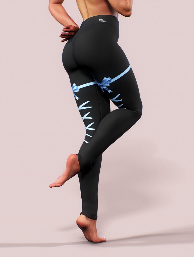 Pu&ograve; includere: Leggings neri con design a fiocco e nastro azzurro. I leggings presentano un motivo allacciato sulla parte inferiore della gamba. Il nome del marchio "BODY SCULPTOR" &egrave; stampato in vita.