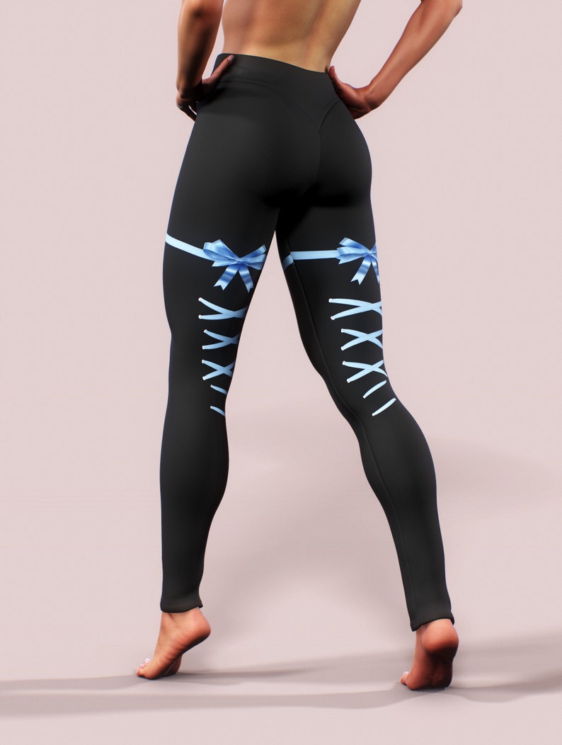 Pu&ograve; includere: Leggings neri con nastri e fiocchi azzurri. I leggings presentano un design a corsetto sul retro delle gambe, con lacci in nastro azzurro. I leggings sono aderenti e realizzati in materiale elasticizzato.