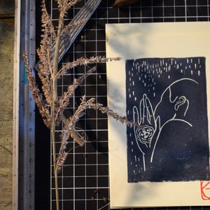 Linoleografia di un uomo dal retro sulla carta A6 + busta