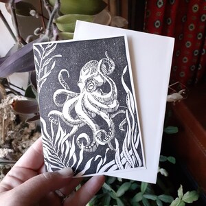 Linogravure d'une pieuvre sur carte A6 + enveloppe