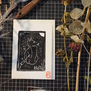 Linogravure d'une femme renard sur carte A6 enveloppe image 2