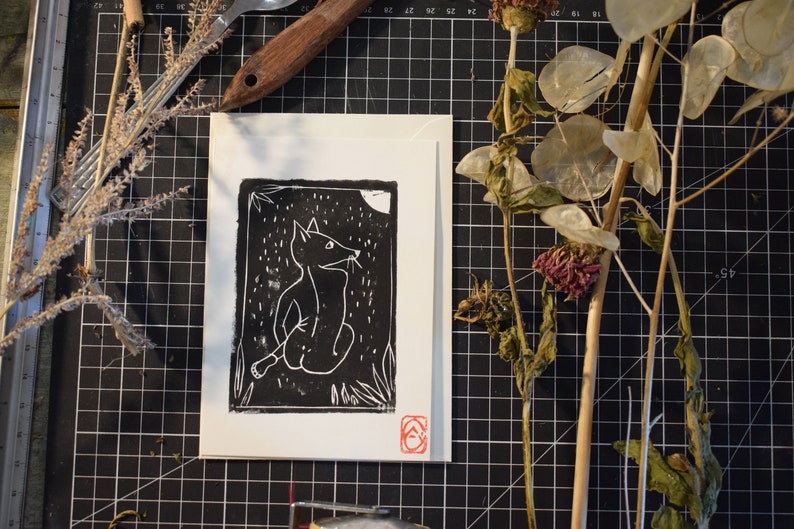 Linogravure d'une femme renard sur carte A6 enveloppe image 2