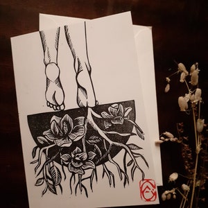 Linogravure de pieds et racines fleuries sur carte A6 + enveloppe