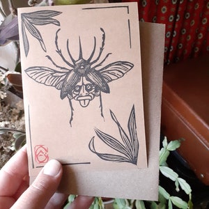 Linogravure masque / insecte sur carte A6 + enveloppe