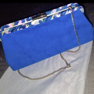 Bolso de playa vintage estilo años 80, impresionante, en color azul con correa de cadena dorada y cierre tipo broche. En perfecto estado, sin usar, con bolsa guardapolvo.