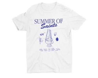 Könnte beinhalten: Weißes T-Shirt mit blauem Text, der "Summer of Saints" lautet. Das Design zeigt eine blaue Illustration eines Weihrauchgefäßes mit Ketten, umgeben von anderen blauen Illustrationen eines Kreuzes, einer Sonnenbrille, Blättern und einem Herzen.