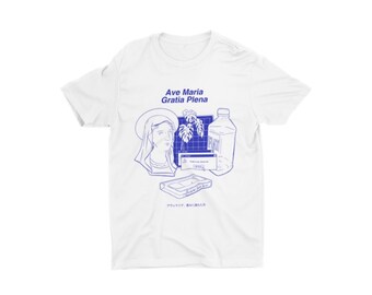 Könnte beinhalten: Weißes T-Shirt mit einer blauen Umrisszeichnung eines Frauenkopfes, einer Topfpflanze, einer Wasserflasche und einer Kassette. Der Text "Ave Maria Gratia Plena" ist über der Zeichnung gedruckt. Der Text "アマリリス、あなたに会いたい" ist unter der Zeichnung gedruckt.