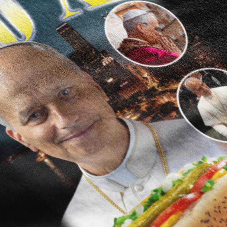 K&ouml;nnte beinhalten: Nahaufnahme eines Grafikdesigns mit einem l&auml;chelnden Mann in wei&szlig;er p&auml;pstlicher Kleidung, der einen Hotdog h&auml;lt. Das Bild enth&auml;lt zwei kreisf&ouml;rmige Portr&auml;ts einer religi&ouml;sen Figur und einen Hintergrund mit Stadtlandschaft.