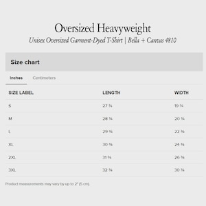 K&ouml;nnte beinhalten: Gr&ouml;&szlig;entabelle f&uuml;r ein &uuml;bergro&szlig;es, schweres, st&uuml;ckgef&auml;rbtes T-Shirt. Die Tabelle enth&auml;lt Ma&szlig;e in Zentimetern f&uuml;r die Gr&ouml;&szlig;en S bis 3XL. Die L&auml;nge reicht von 70,5 cm bis 83,2 cm, und die Breite von 50,2 cm bis 78,1 cm.