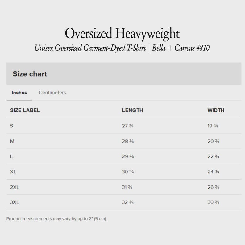 K&ouml;nnte beinhalten: Gr&ouml;&szlig;entabelle f&uuml;r ein &uuml;bergro&szlig;es, schweres, st&uuml;ckgef&auml;rbtes T-Shirt. Die Tabelle enth&auml;lt Ma&szlig;e in Zentimetern f&uuml;r die Gr&ouml;&szlig;en S bis 3XL. Die L&auml;nge reicht von 70,5 cm bis 83,2 cm, und die Breite von 50,2 cm bis 78,1 cm.