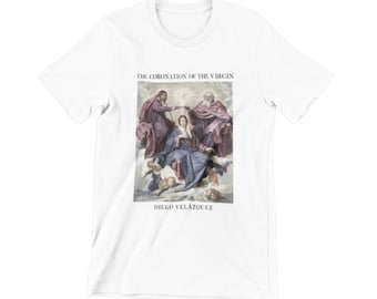 Könnte beinhalten: Weißes T-Shirt mit einem Druck eines Gemäldes, das die Krönung der Jungfrau von Diego Velázquez darstellt. Das Gemälde zeigt drei Figuren in einer himmlischen Umgebung.