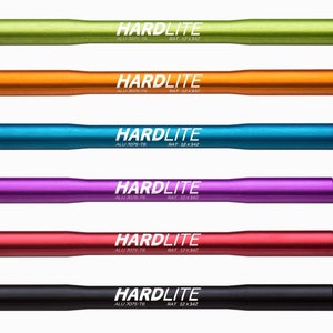 以下が含まれることがあります： 自転車用のスルーアクスルが5色あります。アクスルはアルミニウム製で、黒いエンドキャップが付いています。色は緑、オレンジ、青、紫、赤です。アクスルには「HARDLITE」と「ALU 7075-T6」の文字が印刷されています。